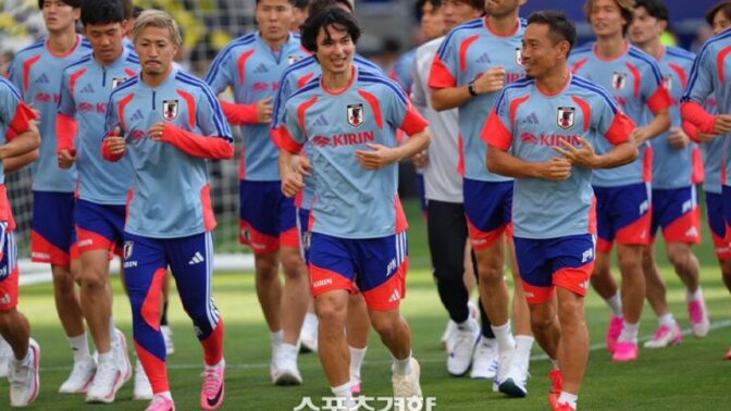 W杯落選の南野拓実、なぜ日本代表に合流？「メンター兼メンタルコーチ」として異例の帯同へ