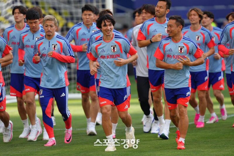 W杯落選の南野拓実、なぜ日本代表に合流？「メンター兼メンタルコーチ」として異例の帯同へ