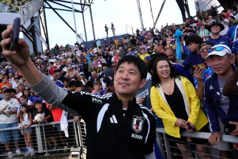 W杯落選の南野拓実、なぜ日本代表に合流？「メンター兼メンタルコーチ」として異例の帯同へ