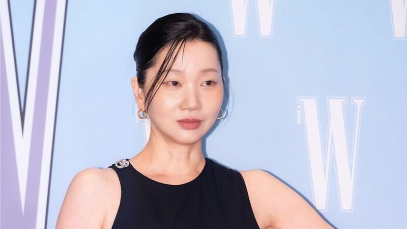 チャン・ユンジュ、結婚式でオールホワイトの破格ゲストルック…「ドレスコード」論争を事前に回避