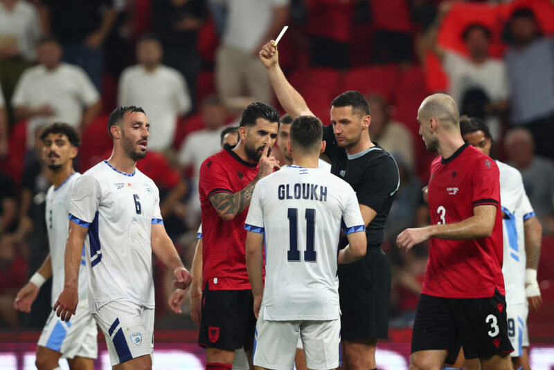 W杯の舞台は選手だけじゃない…極限の重圧と戦う審判たちの知られざる苦悩