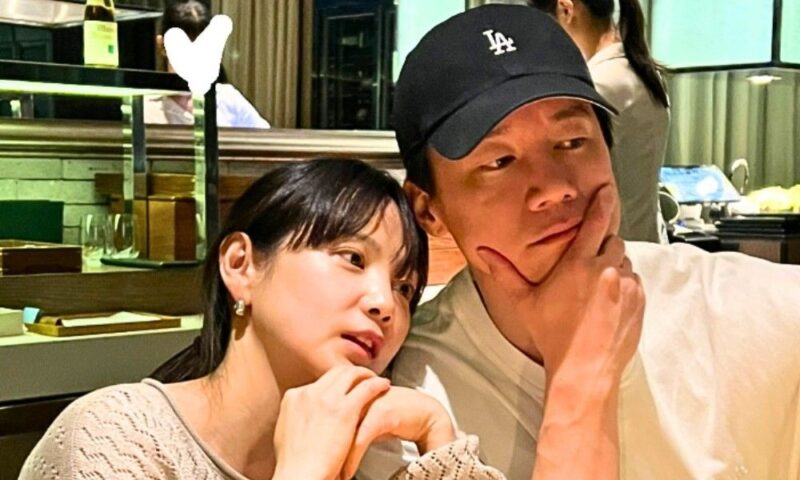 「참교육」大ヒットのキム・ムヨル、妻ユン・スンアと幸せな日常…3歳の息子「お誕生日おめでとう」