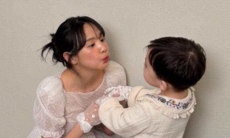 「참교육」大ヒットのキム・ムヨル、妻ユン・スンアと幸せな日常…3歳の息子「お誕生日おめでとう」