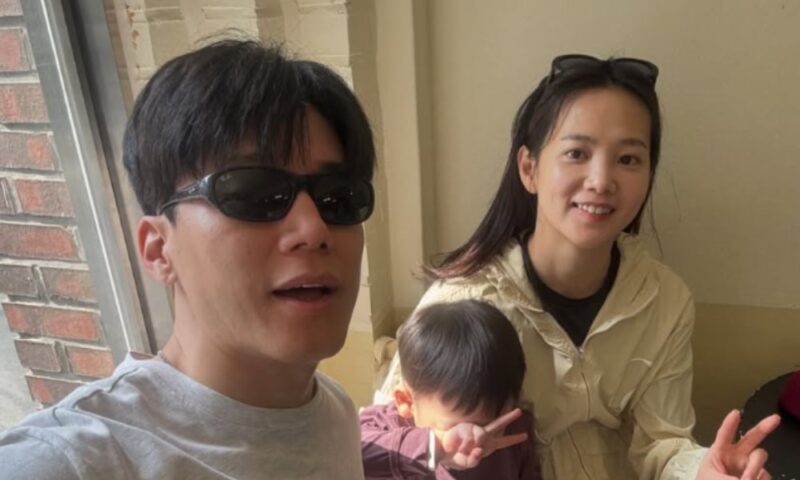 「참교육」大ヒットのキム・ムヨル、妻ユン・スンアと幸せな日常…3歳の息子「お誕生日おめでとう」