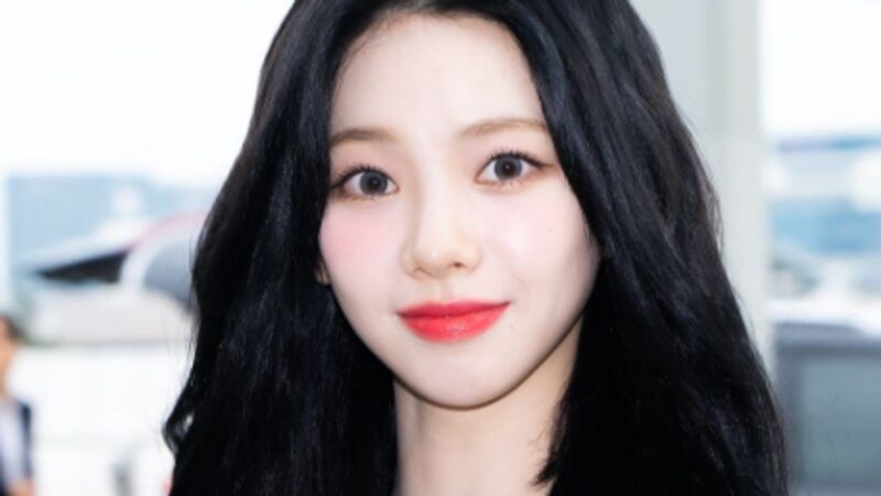 카리나、空港でのしかめっ面を釈明…「アレルギーで眉をひそめないとバレない」