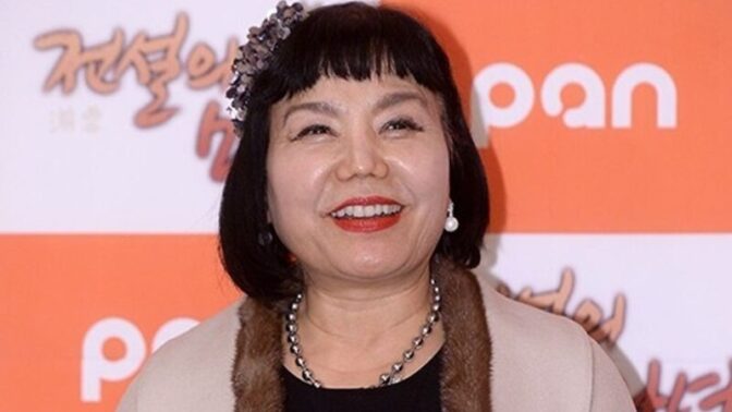 イ・スク、故キム・スミさんを悼む「存在だけで力になった人」 （『あなたが痛い間に』）