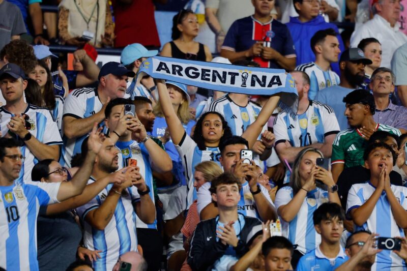 サッカーが宗教となったアルゼンチン、「代表のためなら地球の果てまで」