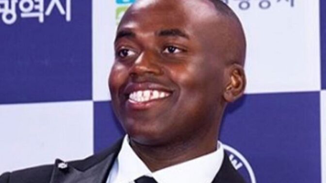 26歳ジョナサン、脱毛進行でスキンヘッド→植毛を検討「天は二物を与えず」（ラス）