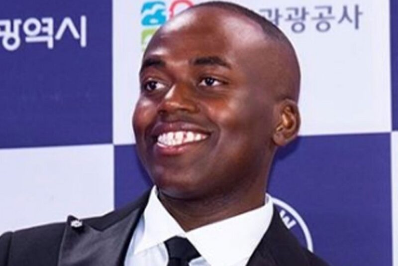 26歳ジョナサン、脱毛進行でスキンヘッド→植毛を検討「天は二物を与えず」(ラス)
