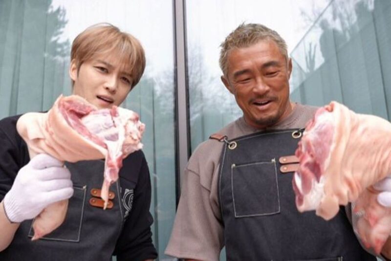 추성훈、90kgの豚100人分を肩で運び→火の上で素手調理…男の中の男の姿（『편스토랑』）