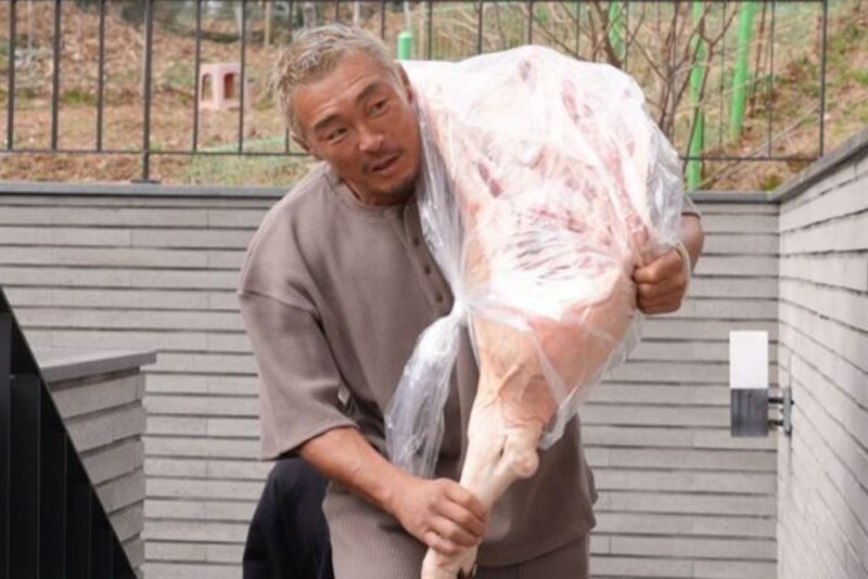 추성훈、90kgの豚100人分を肩で運び→火の上で素手調理…男の中の男の姿（『편스토랑』）