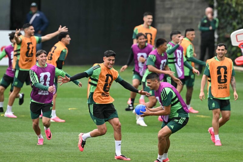 開催国メキシコ、南アフリカと16年ぶりの再戦