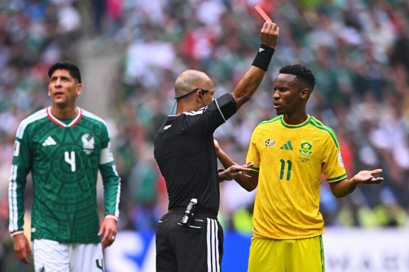 退場、退場、また退場…レッドカード乱発のW杯開幕戦に騒然