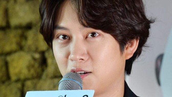 キム・ヒチョル、放送中に過去を自ら暴露「初めての恋はナイトクラブで出会ったお姉さん」(『恋愛戦争』)