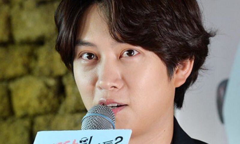 キム・ヒチョル、放送中に過去を自ら暴露「初めての恋はナイトクラブで出会ったお姉さん」(『恋愛戦争』)
