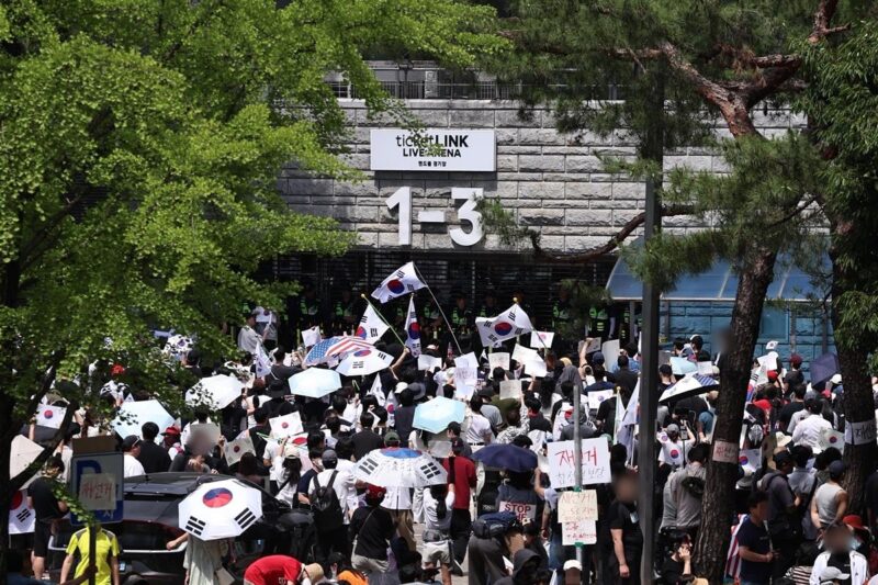 張東赫、尹大統領支持の崔俊勇と並び立つ…波紋が拡大