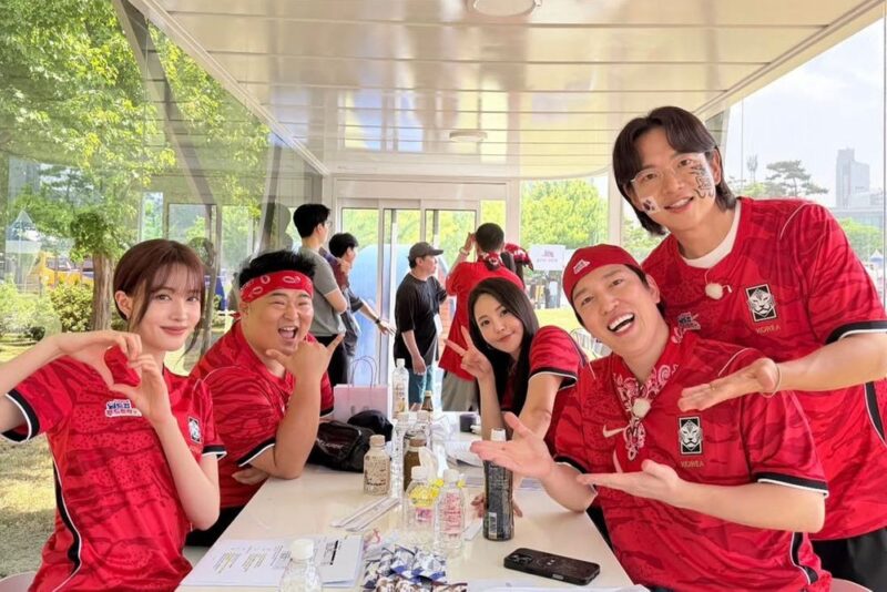 韓国、2-1逆転勝利に熱狂の応援…チャン・ソンギュが太極戦士に真心の挨拶