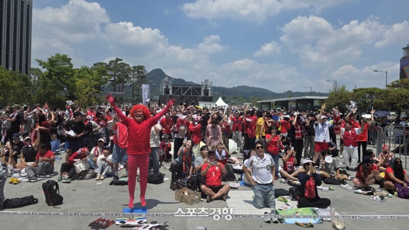 1万4000人が光化門に集結!猛暑の中、韓国代表へ熱いエール「万歳、万歳」