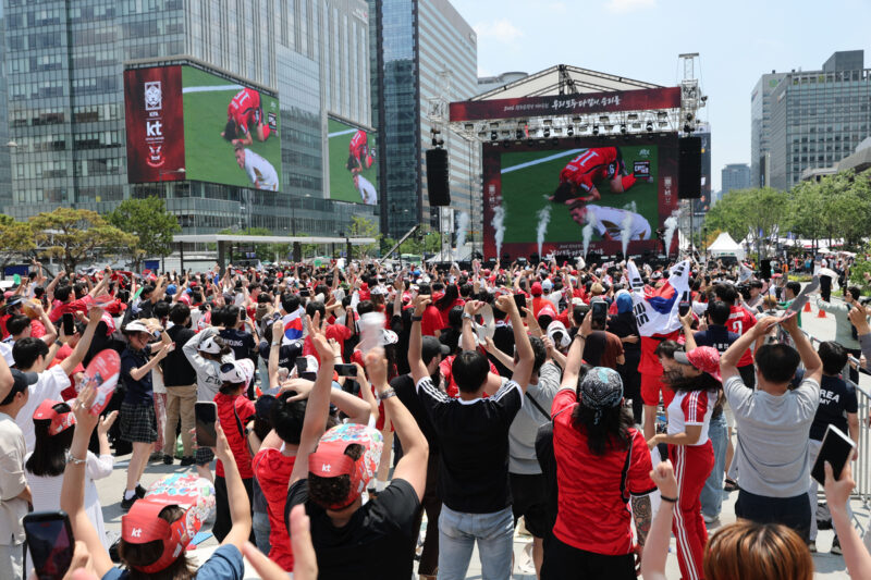 1万4000人が光化門に集結!猛暑の中、韓国代表へ熱いエール「万歳、万歳」