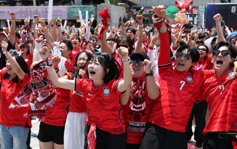 1万4000人が光化門に集結!猛暑の中、韓国代表へ熱いエール「万歳、万歳」