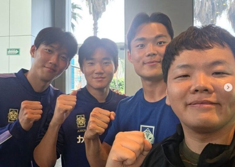 「新米パパ」クァクチューブ、メキシコで代表逆転勝利を観戦！キ・ソンヨンと記念ショット