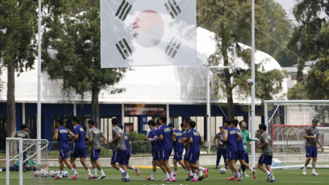 チェコ戦勝利の洪明甫号、14日は家族と休息のひととき