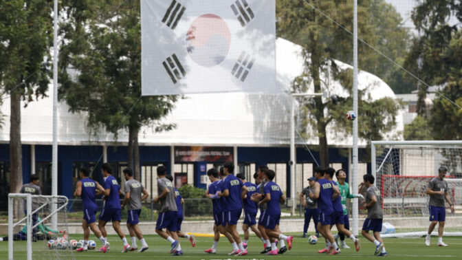 チェコ戦勝利の洪明甫号、14日は家族と休息のひととき