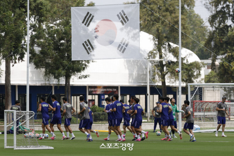 チェコ戦勝利の洪明甫号、14日は家族と休息のひととき