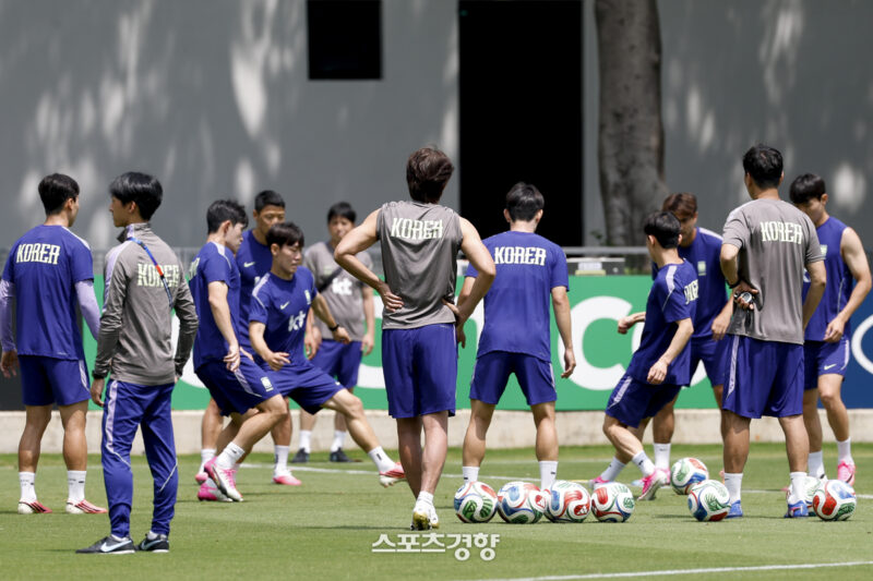 チェコ戦勝利の洪明甫号、14日は家族と休息のひととき