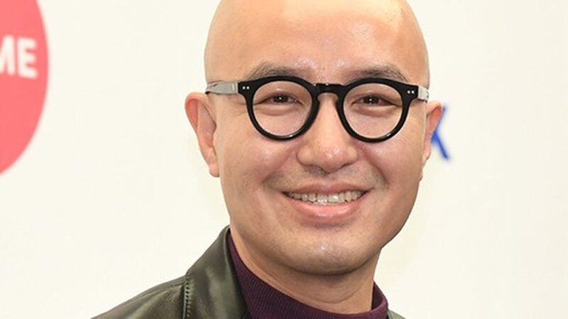 ホン・ソクチョン、養子の娘の前で婚約者にキス…笑顔あふれるウェディングフォトが話題