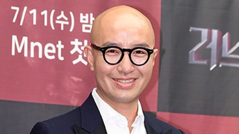 ホン・ソクチョン、養子の娘の前で婚約者にキス…笑顔あふれるウェディングフォトが話題
