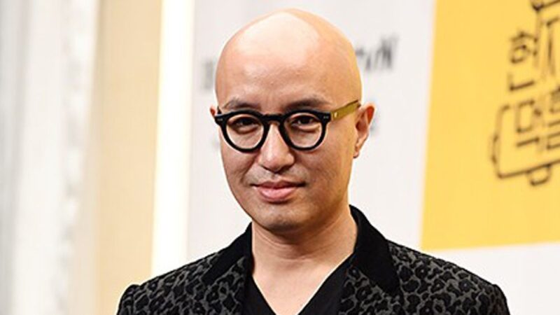 ホン・ソクチョン、養子の娘の前で婚約者にキス…笑顔あふれるウェディングフォトが話題
