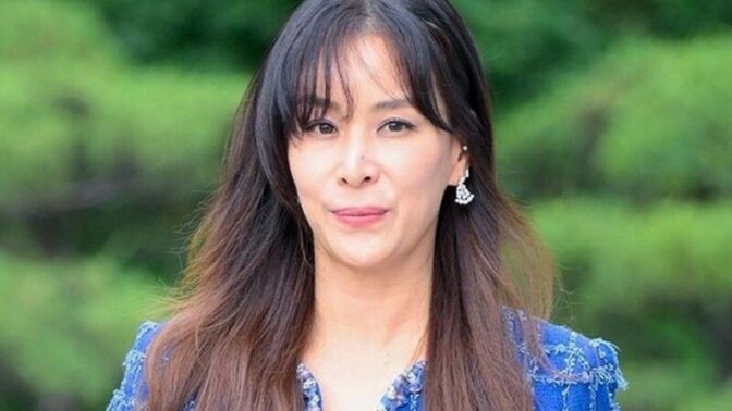 チャン・ドンゴン妻・コ・ソヨン、年齢には抗えず…タトゥー風老眼鏡を新調「夫が買った」