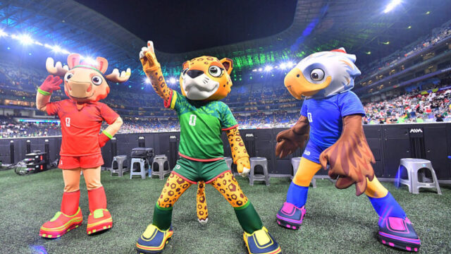 W杯マスコットかと思いきや…ペルー警察、着ぐるみ作戦で麻薬密売人を奇襲逮捕