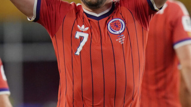 W杯の英雄マッギン、36年ぶりの勝利を祝して…まさかのバットマン姿に！