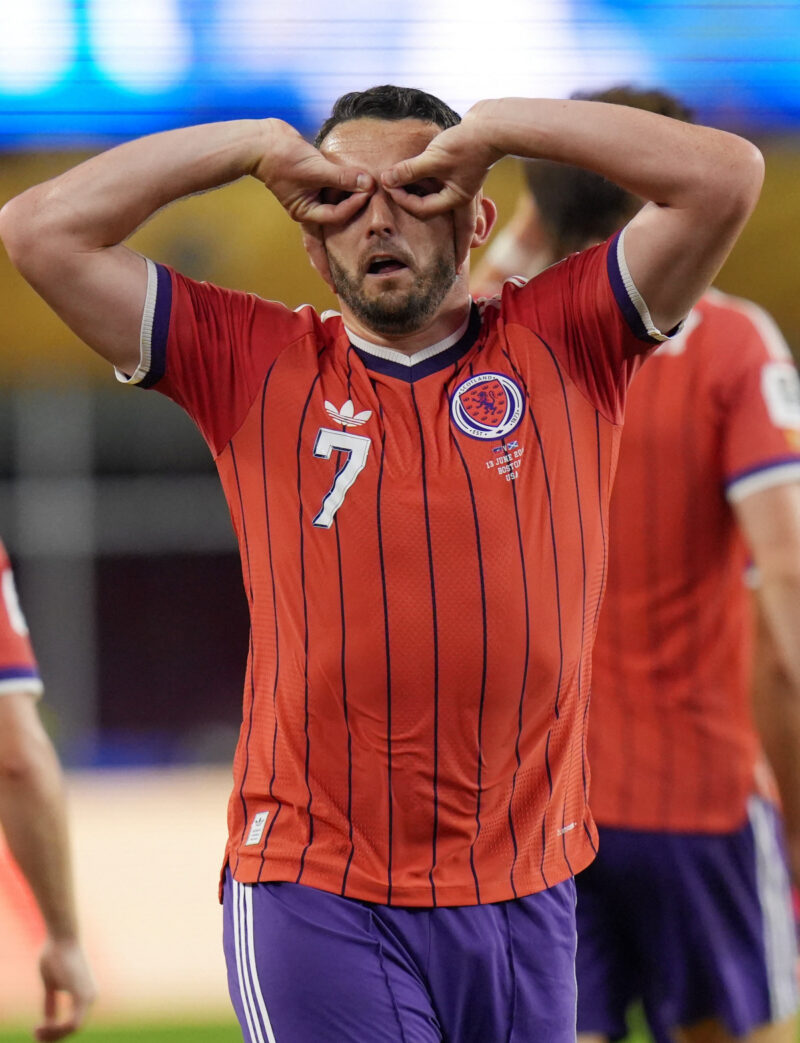 W杯の英雄マッギン、36年ぶりの勝利を祝して…まさかのバットマン姿に！