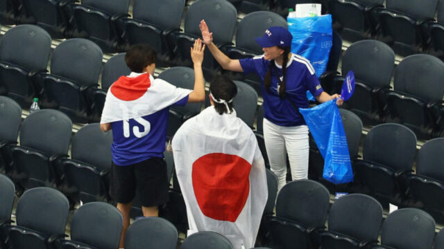 FIFAも称賛！オランダ戦後の日本人サポーターのゴミ拾いに世界が感動「模範的な姿勢」