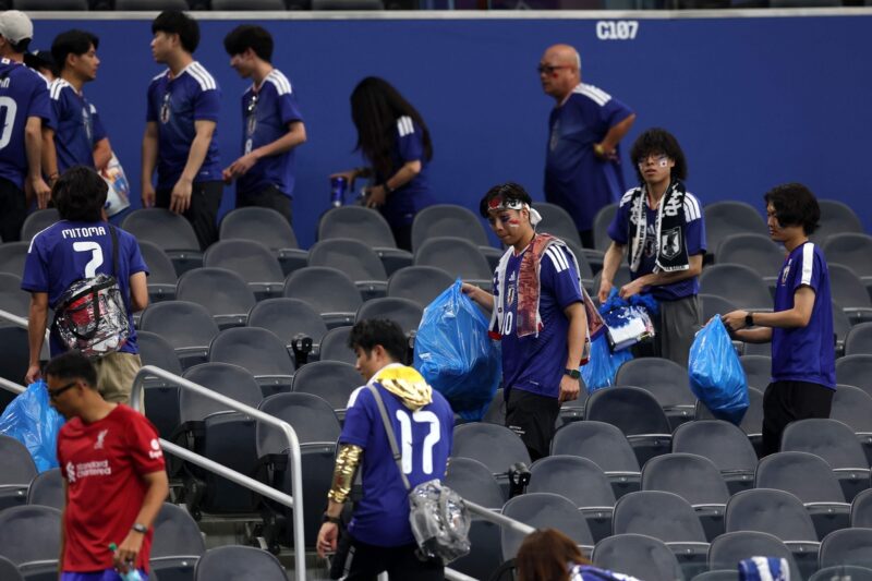 FIFAも称賛！オランダ戦後の日本人サポーターのゴミ拾いに世界が感動「模範的な姿勢」