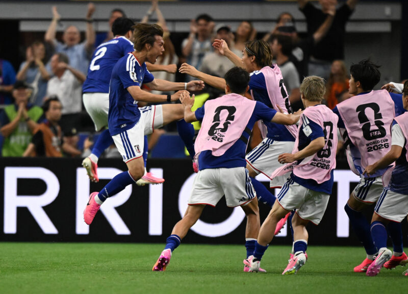 FIFAも称賛！オランダ戦後の日本人サポーターのゴミ拾いに世界が感動「模範的な姿勢」
