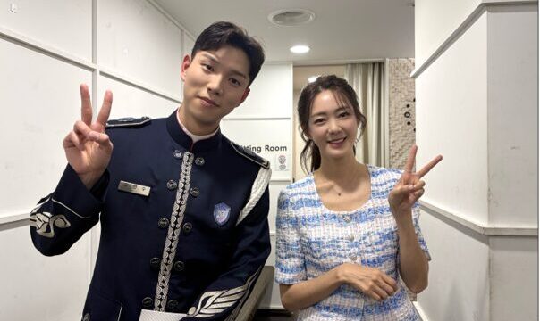 除隊間近のユ・インス、イ・ヨウォンとサプライズ再会！心温まる先輩後輩ショットが話題
