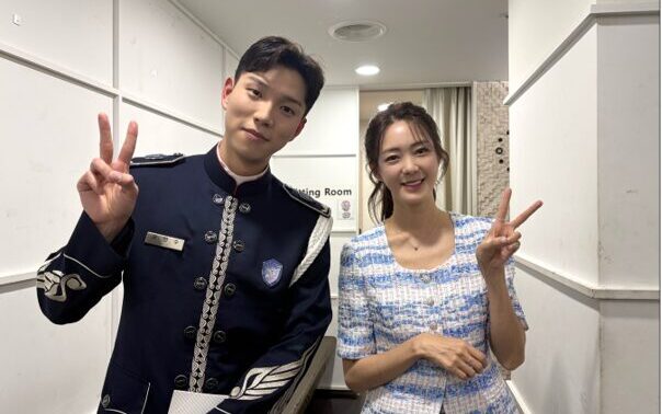 除隊間近のユ・インス、イ・ヨウォンとサプライズ再会！心温まる先輩後輩ショットが話題