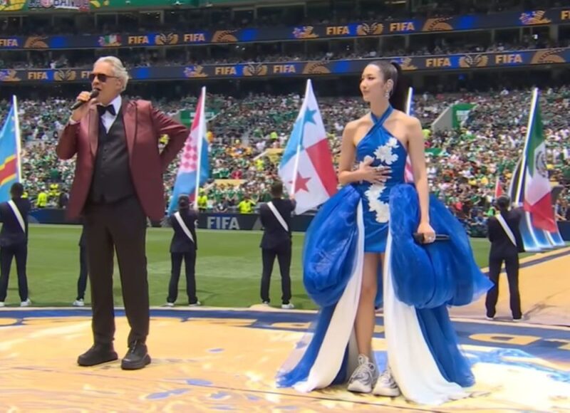 「スニーカーで完成した韓服ドレスルック」…W杯開幕式の舞台に立ったイ・ジェ、その理由とは