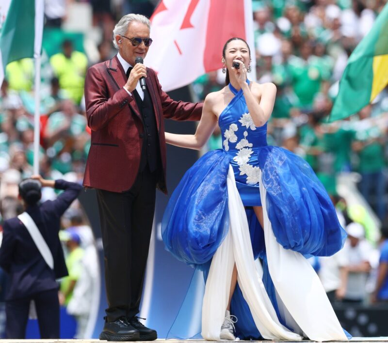 ドレスにスニーカー…イ・ジェ、W杯開会式で見せた「神対応」に世界が感動