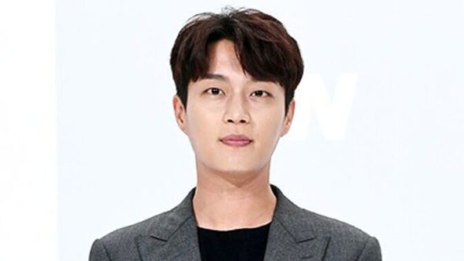 ユン・ドゥジュン、チェコ戦の涙のライブ配信後…「メキシコ戦行くぞ」と拳を握る