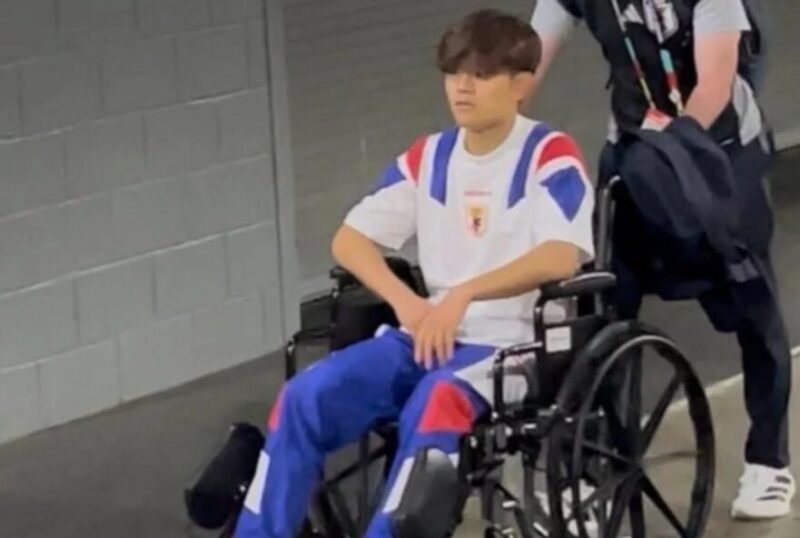 車いすでスタジアムを後に…快勝も笑顔なき日本代表、久保建英の負傷状況に懸念広がる