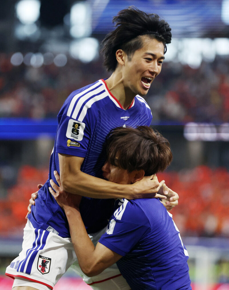 車いすでスタジアムを後に…快勝も笑顔なき日本代表、久保建英の負傷状況に懸念広がる