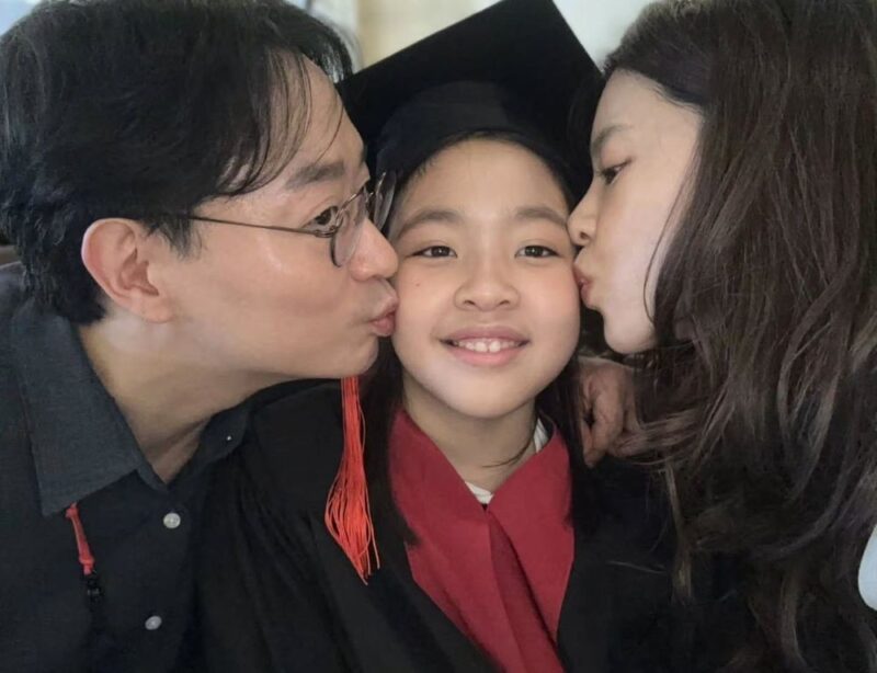 イユンジ♥ジョンハンウルの娘ラニ、一足早い卒業…学位帽から花束へ