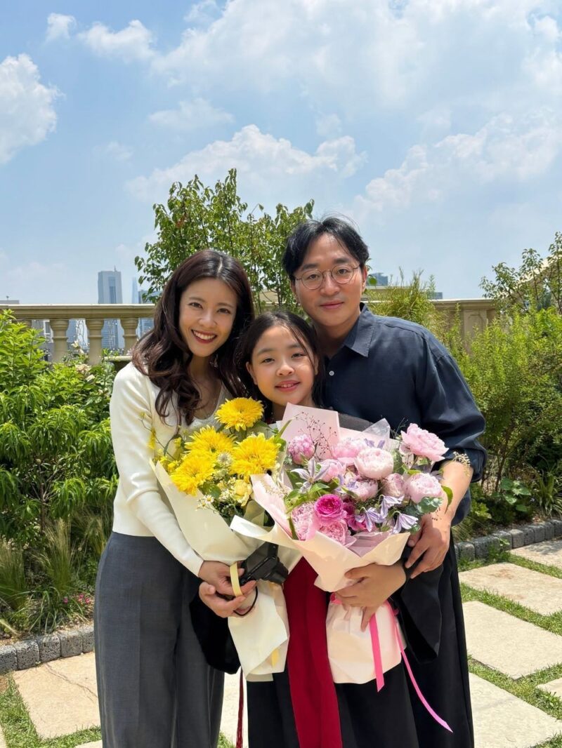 イユンジ♥ジョンハンウルの娘ラニ、一足早い卒業…学位帽から花束へ