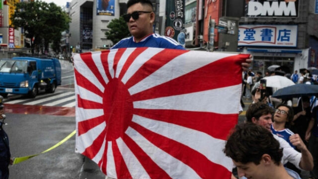 FIFAが禁止した「旭日旗」、日本の街頭応援に登場…「愚かな行為」と批判の声
