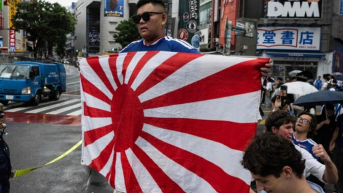 FIFAが禁止した「旭日旗」、日本の街頭応援に登場…「愚かな行為」と批判の声
